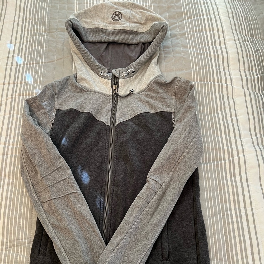 LULULEMON HOODIE IN PERFECT CONDITION